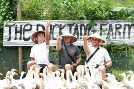 Video: Khách Tây, khách ta thích thú chăn vịt, cưỡi trâu, bắt cá, hòa mình vào làng quê yên bình ở Quảng Trị