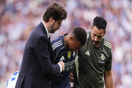 Mbappe "mách" Chủ tịch Perez sau vụ nhầm đầu gối, trút giận lên đội ngũ y tế Real