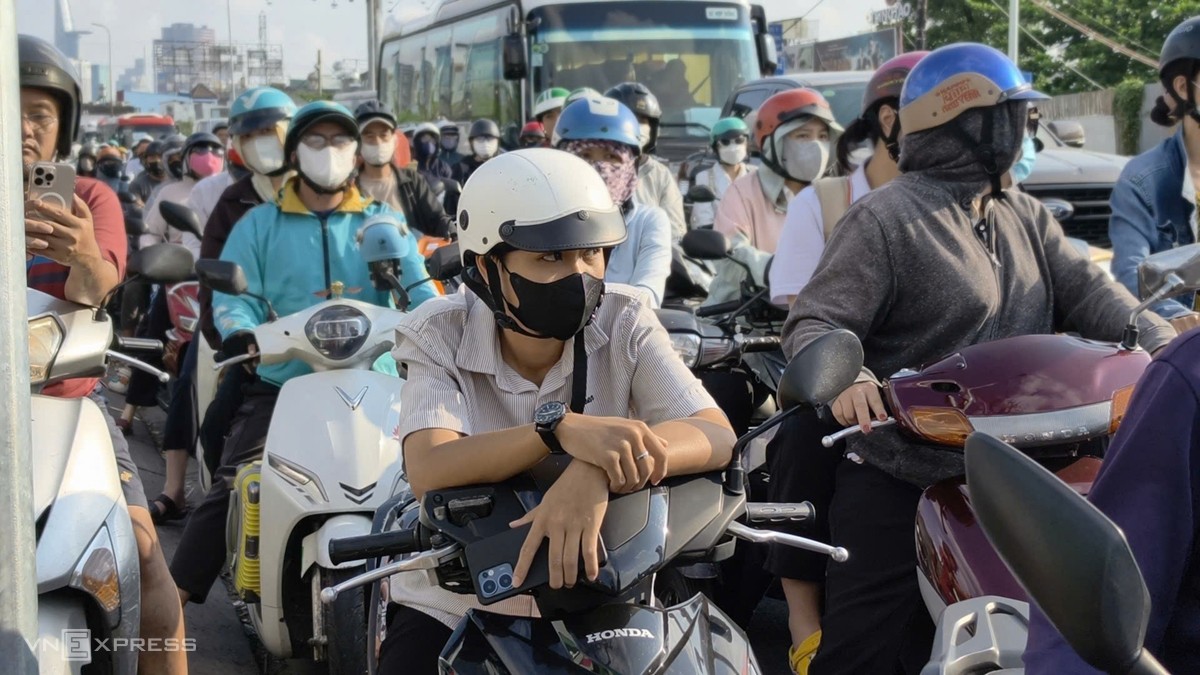 Tấm thép 10 tấn rơi đè tài xế tử vong, cửa ngõ TP HCM ùn tắc - 10