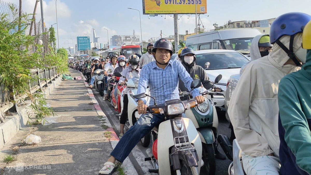 Tấm thép 10 tấn rơi đè tài xế tử vong, cửa ngõ TP HCM ùn tắc - 11