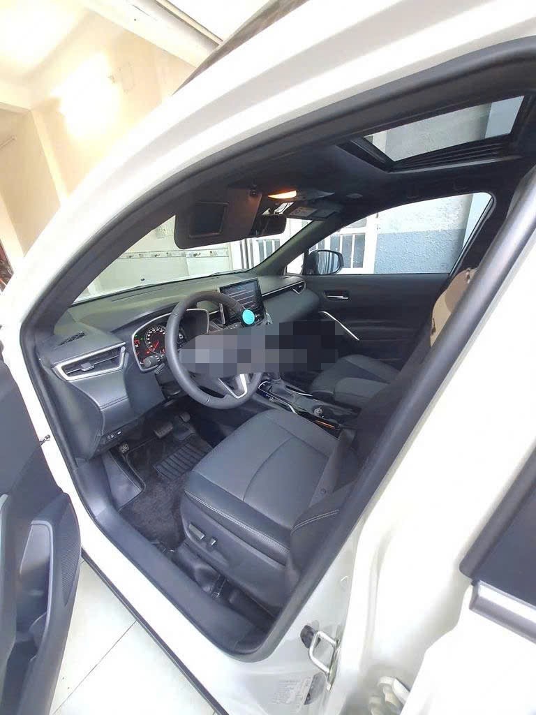 Ảnh thực tế một chiếc&nbsp;Toyota Corolla Cross đang được chủ&nbsp;rao bán lại.