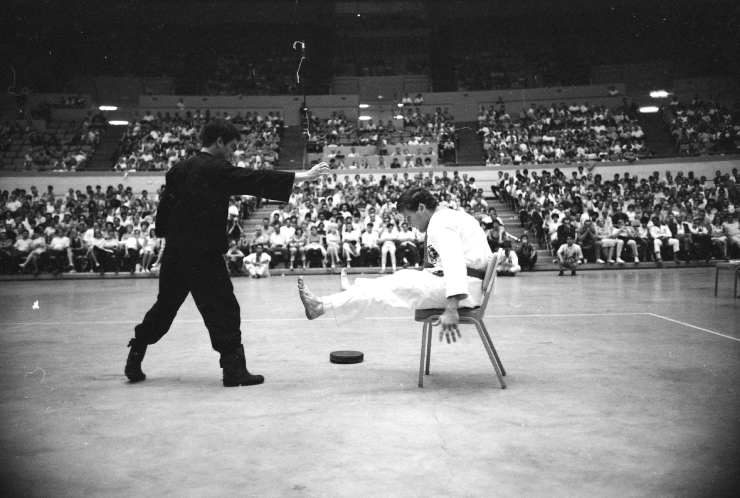 Bob Baker bị đẩy lùi sau cú đấm của Lý Tiểu Long