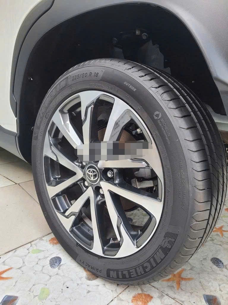 Ảnh thực tế một chiếc&nbsp;Toyota Corolla Cross đang được chủ&nbsp;rao bán lại.