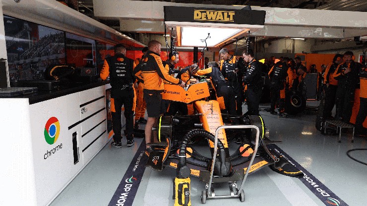 Hai chiếc xe McLaren đều đã gặp sự cố trước giờ đua