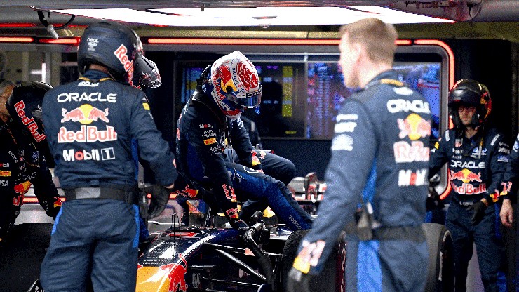 Hai chiếc xe McLaren đều đã gặp sự cố trước giờ đua