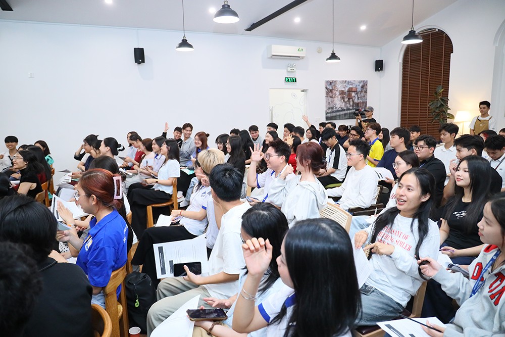 Sinh viên năng động tương tác cùng chương trình đào tạo của Logitech.