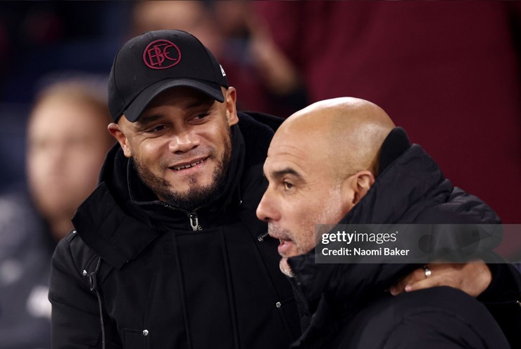 Vincent Kompany và Pep Guardiola ôm nhau trước trận đấu Ngoại hạng Anh giữa Manchester City và Burnley trên sân Etihad (Ngày 31 tháng 1 năm 2024).