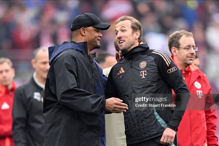 Vincent Kompany, HLV trưởng của Bayern Munich, trao đổi với Harry Kane sau trận đấu Bundesliga giữa RB Leipzig và Bayern Munich trên sân Red Bull Arena, ngày 3/5/2025.