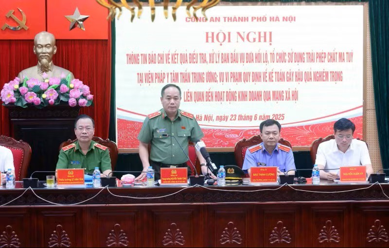 Trung tướng Nguyễn Thanh Tùng – Giám đốc CATP Hà Nội chủ trì buổi gặp, cung cấp thông tin đến các cơ quan báo chí kết quả điều tra vụ án