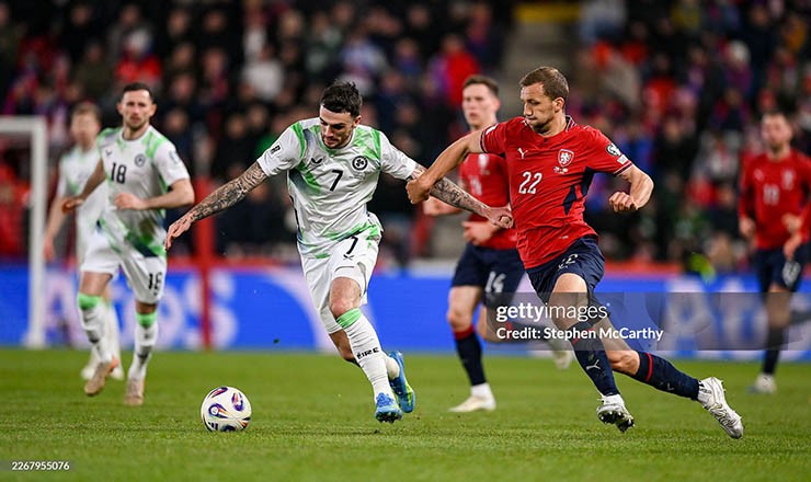 Trận đấu giữa CH Séc (áo đỏ) và Ireland diễn ra hấp dẫn