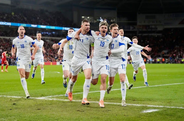 Bosnia &amp;&nbsp;Herzegovina&nbsp;đánh bại Xứ&nbsp;Wales&nbsp;trên chấm luân lưu, qua đó giành quyền bước vào trận “một mất một còn” với Italia