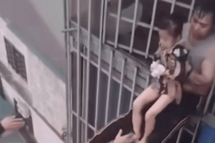 Cảnh 7 người thoát nạn bằng thang bắc qua hai nhà trong vụ cháy ở Lĩnh Nam