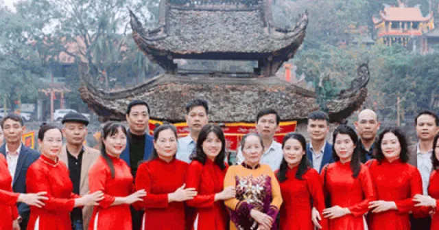 Nhà có 10 con gái ở Hà Nội: 10 chàng rể chống gậy đưa tang bố vợ