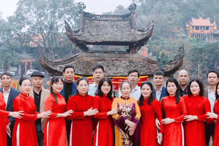 Nhà có 10 con gái ở Hà Nội: 10 chàng rể chống gậy đưa tang bố vợ