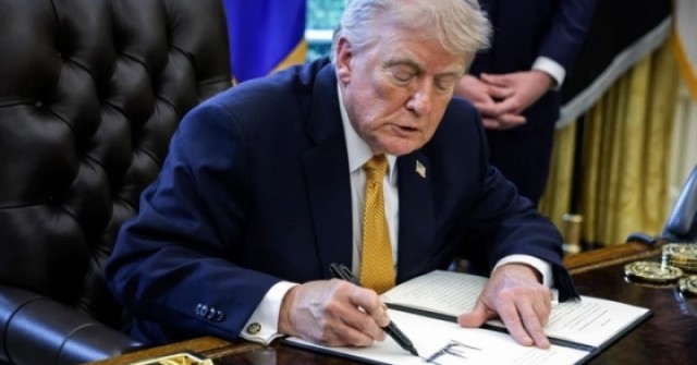 Lần đầu tiên trong lịch sử tiền giấy USD sẽ được in chữ ký của Tổng thống Trump