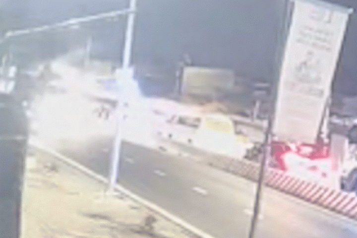 Cú va chạm giữa hai ôtô khiến tấm thép 10 tấn rơi đè tài xế