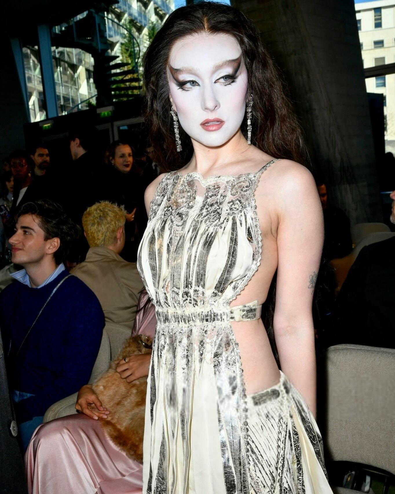 Chappell Roan: Ranh giới giữa cá tính nghệ sĩ và những bộ trang phục gây sốc - 10