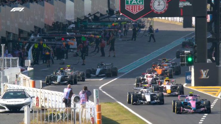 Pit-lane tấp nập ở đầu buổi chạy