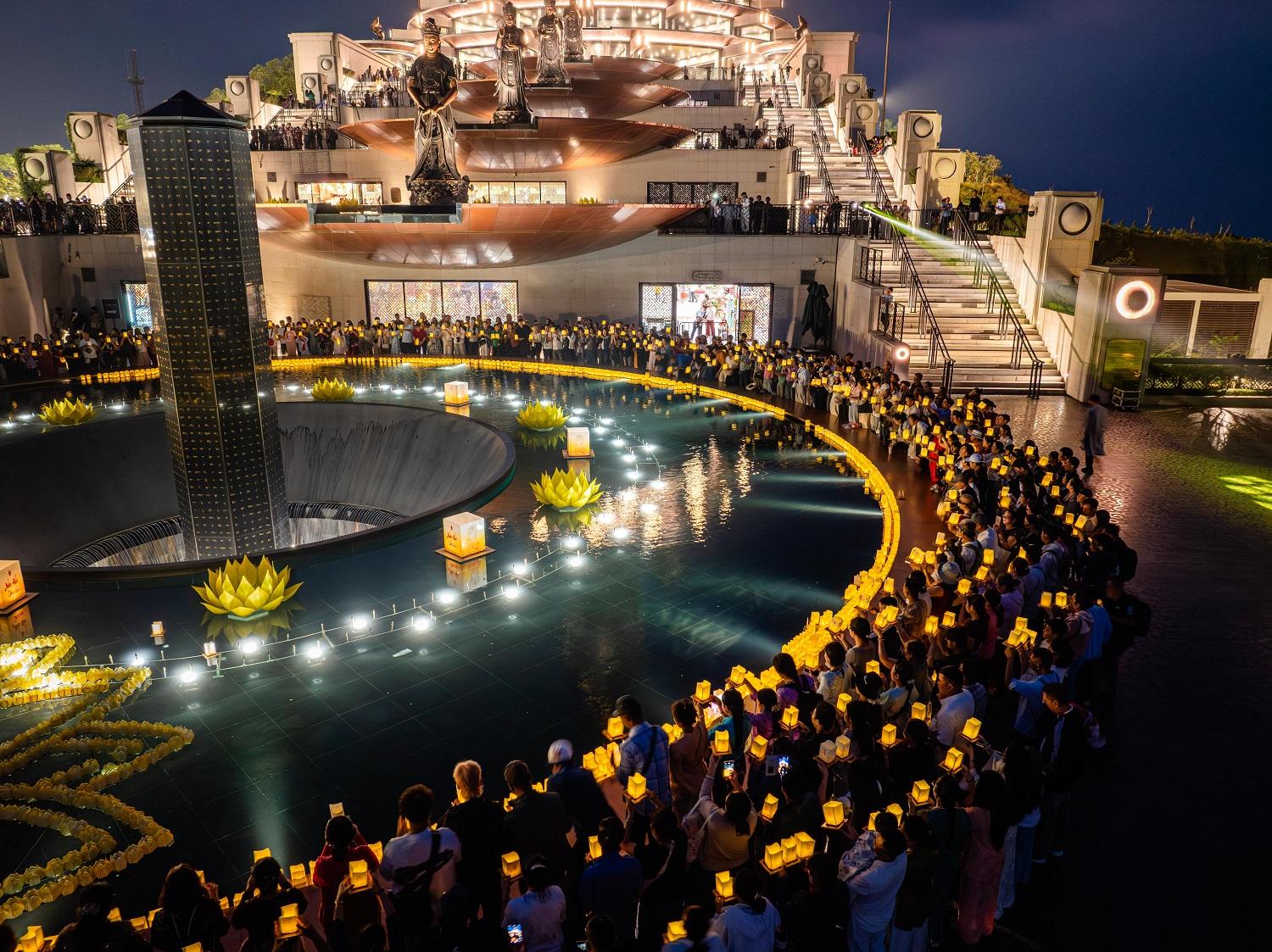 Nghi thức thả đèn đăng thu hút đông đảo du khách tham dự.