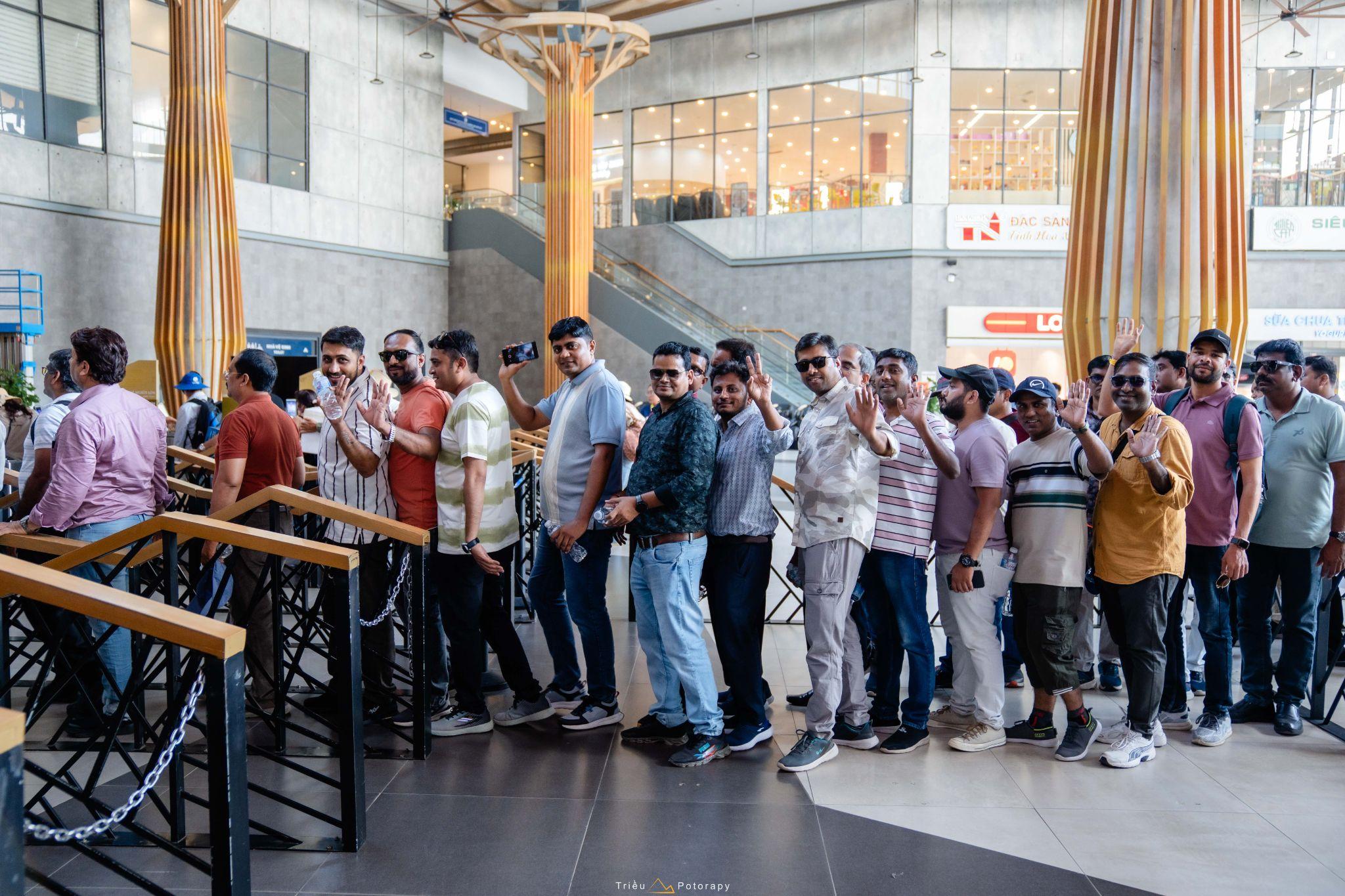 Đông đảo du khách quốc tế xếp hàng lên chiêm bái núi Bà Đen.