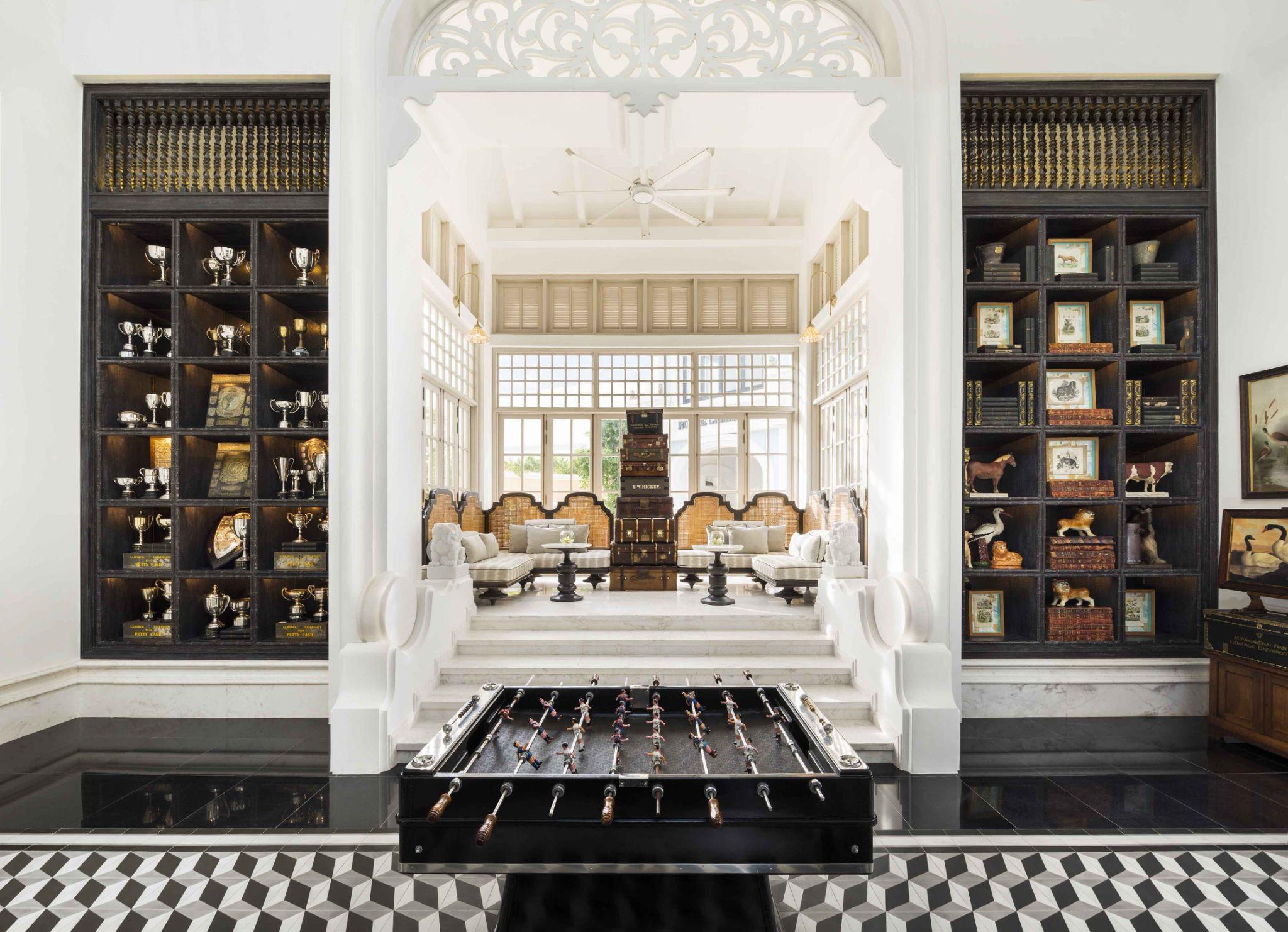 "Phù thủy" Bill Bensley biến khu nghỉ dưỡng bãi Kem thành không gian hàn lâm giả tưởng đầy mê hoặc.