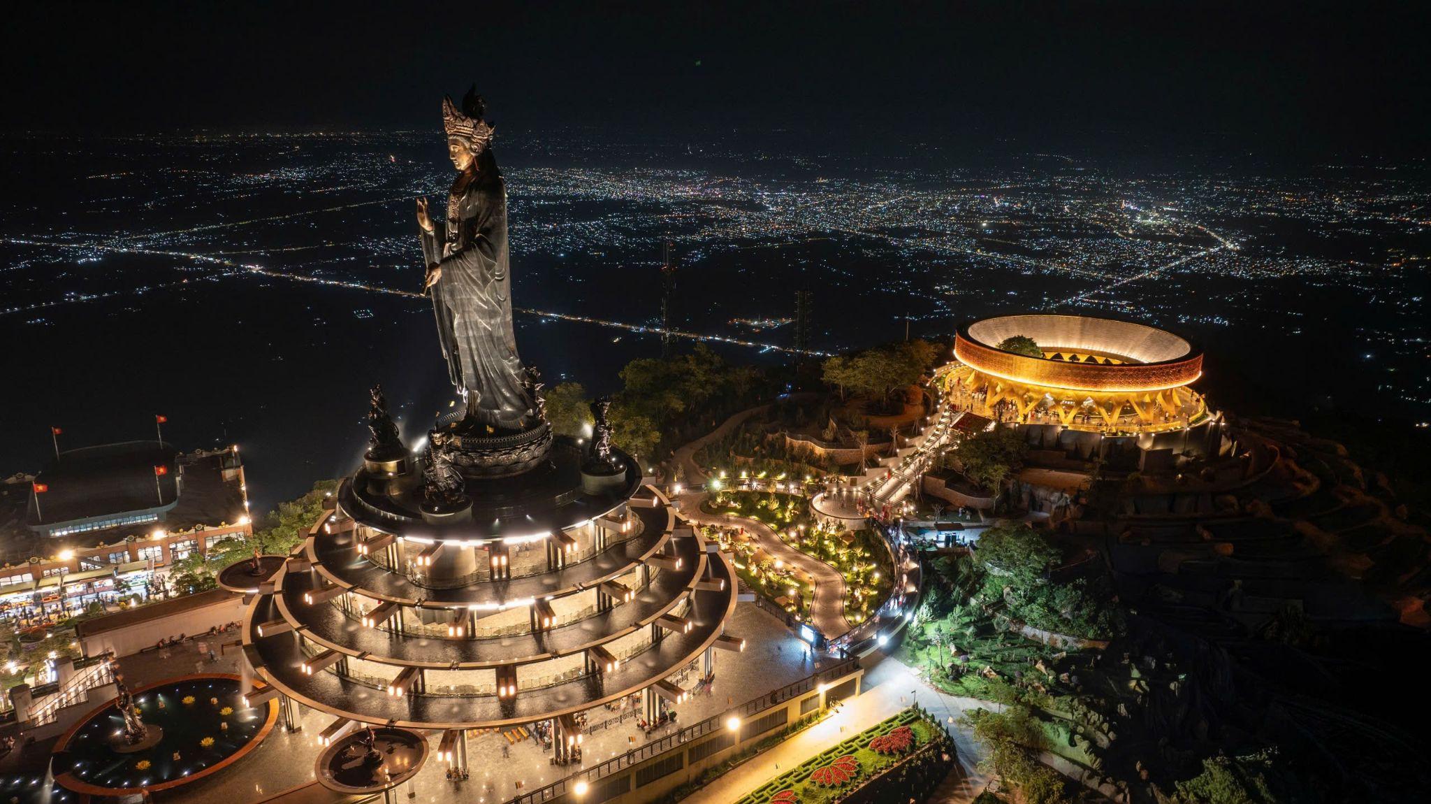 Núi Bà Đen đang là điểm đến du lịch tâm linh yêu thích du khách quốc tế.