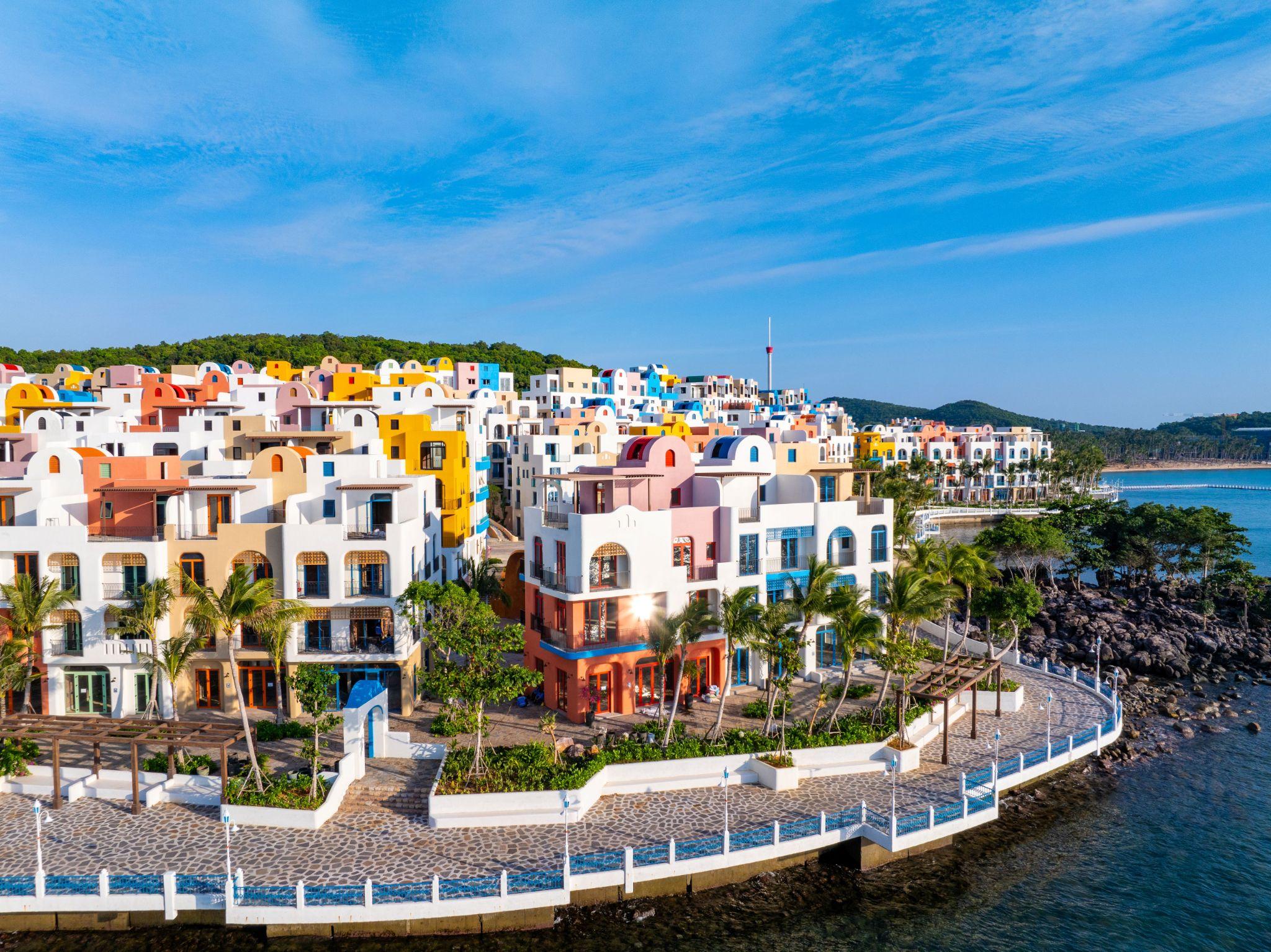 Vẻ đẹp Santorini được tái hiện qua chất liệu nhiệt đới trong thiết kế của 10 Design tại Hòn Thơm.