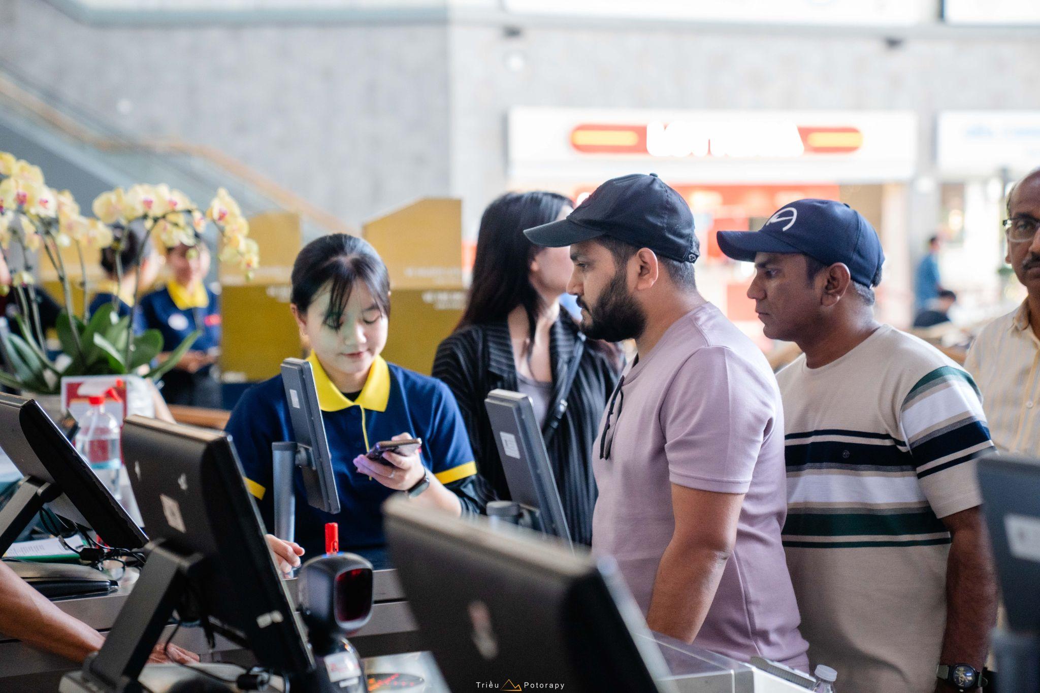 Du khách Ấn Độ làm thủ tục check-in để vào chiêm bái Núi Bà hôm cuối tuần vừa qua.