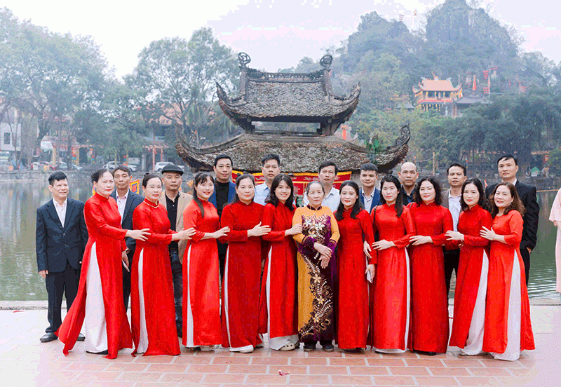 Bà Kỳ bên 10 con gái và 10 chàng rể&nbsp;