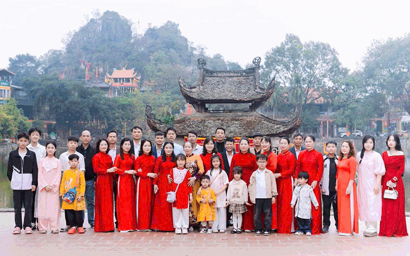 Bà Kỳ (áo dài màu vàng) bên con cháu&nbsp;