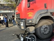 Va chạm giữa xe tải và xe máy trên quốc lộ, cụ ông 80 tuổi tử vong tại chỗ