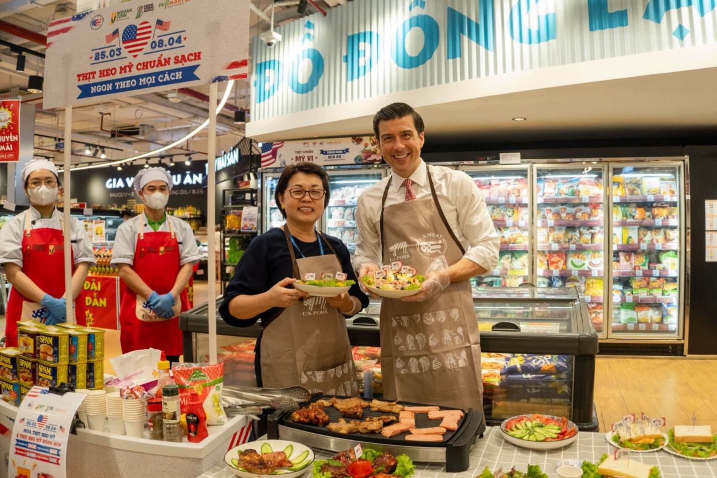 Lễ hội tại FujiMart không chỉ đặc sắc bởi chương trình giới thiệu sản phẩm uy tín, khuyến mại lớn, mà siêu thị còn tận tâm chuẩn bị các món ăn thử cho khách hàng dễ dàng thưởng thức và lựa chọn mặt hàng phù hợp.