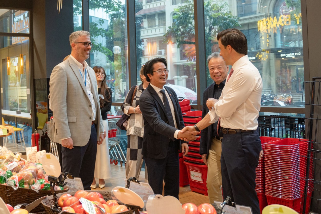 Các đại diện từ Đại sứ quán Hoa Kỳ tại Việt Nam, USDA, Bộ Nông nghiệp Hoa Kỳ trong chuyến thăm siêu thị FujiMart 67 Trần Phú – Ba Đình và gặp gỡ ban lãnh đạo FujiMart Việt Nam vào chiều ngày 25/3/2026.