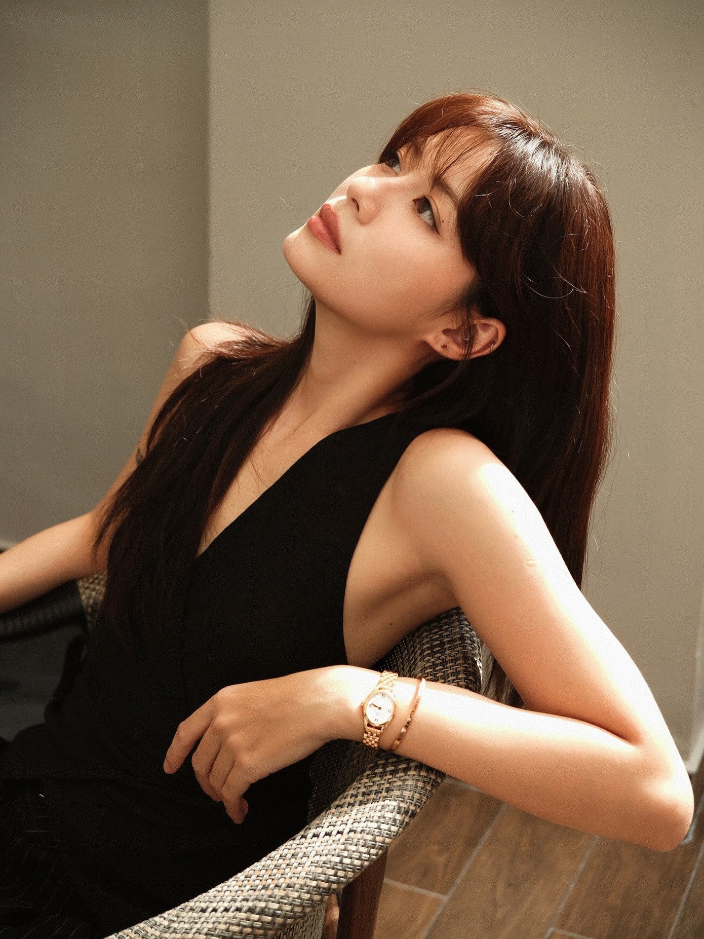 Vi Nguyễn nhận được sự quan tâm khi có nhiều khoảnh khắc tình tứ bên cạnh nam diễn viên Khương Lê. Trang cá nhân, cô để chế độ hiển thị đang hẹn hò. Cả hai được khán giả "soi" ở bên nhau từ năm 2024.