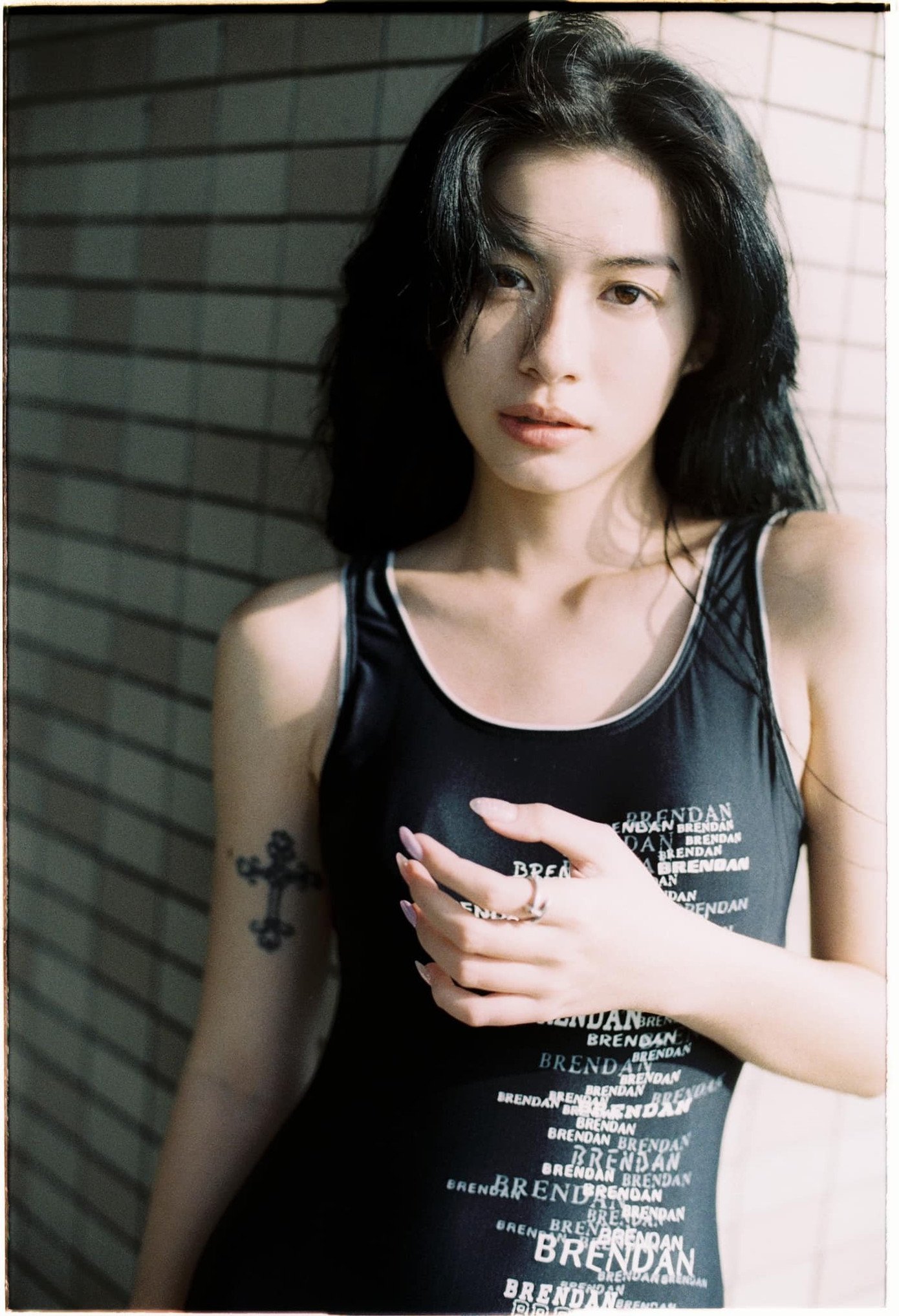 Vóc dáng thanh mảnh giúp cô phù hợp với nhiều thiết kế.