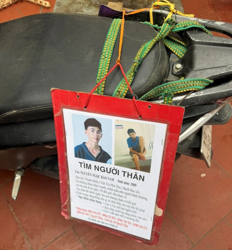 Ngoài phát tờ rơi, chị Quang còn gắn bảng tìm con lên xe trong lúc rong ruổi trên các tuyến đường