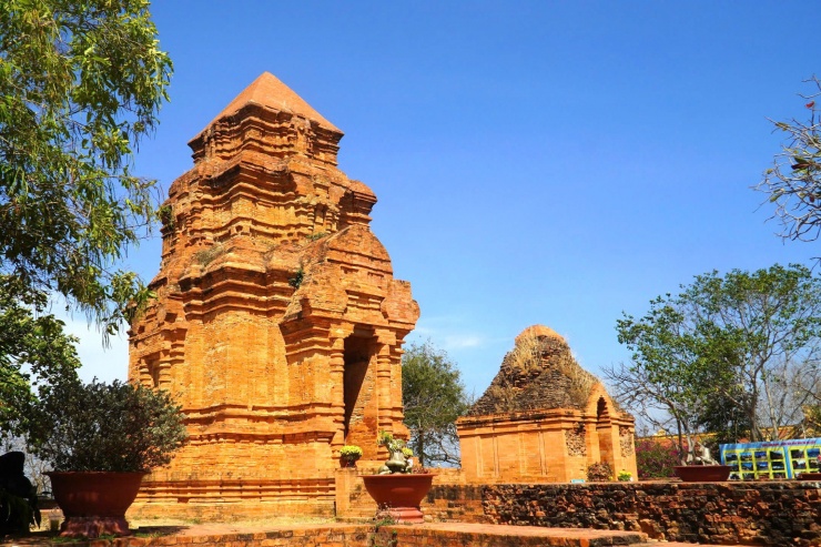 Tháp Pô Sah Inư, nằm trên đồi Bà Nài, phường Phú Hài, TP Phan Thiết, tỉnh Bình Thuận (cũ), nay thuộc phường Phú Thủy, tỉnh Lâm Đồng.