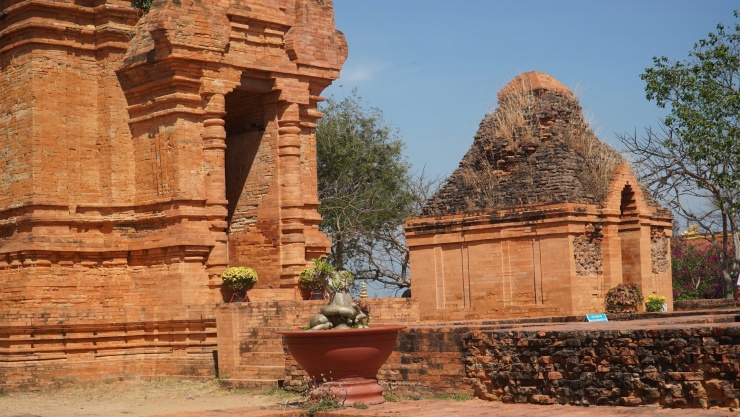 Đến Mũi Né tắm biển, du khách nhớ ghé tham quan tháp cổ Po Sah Inư - 3