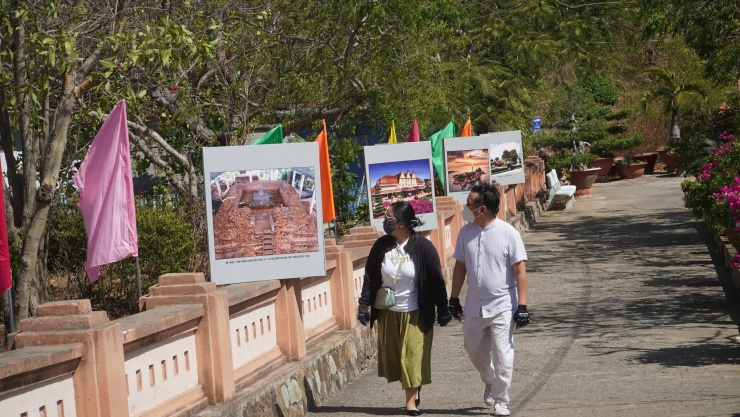 Lối vào để tham quan đền tháp Chăm xung quanh là cây cối xanh mát.