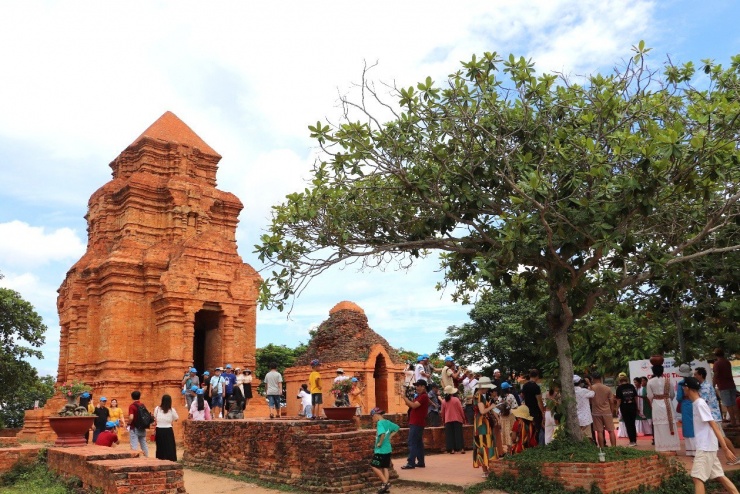 Đến Mũi Né tắm biển, du khách nhớ ghé tham quan tháp cổ Po Sah Inư - 6