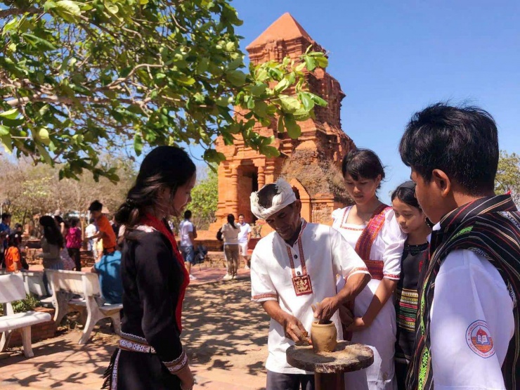 Bên cạnh đó, các em còn được trải nghiệm nghề làm gốm thủ công của người Chăm.