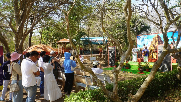 Đến Mũi Né tắm biển, du khách nhớ ghé tham quan tháp cổ Po Sah Inư - 10