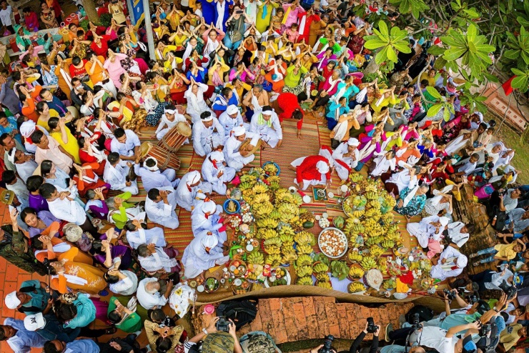 Các gia đình bày lễ vật cúng tổ tiên tại tháp Pô Sah Inư dịp Lễ hội Katê vừa qua.