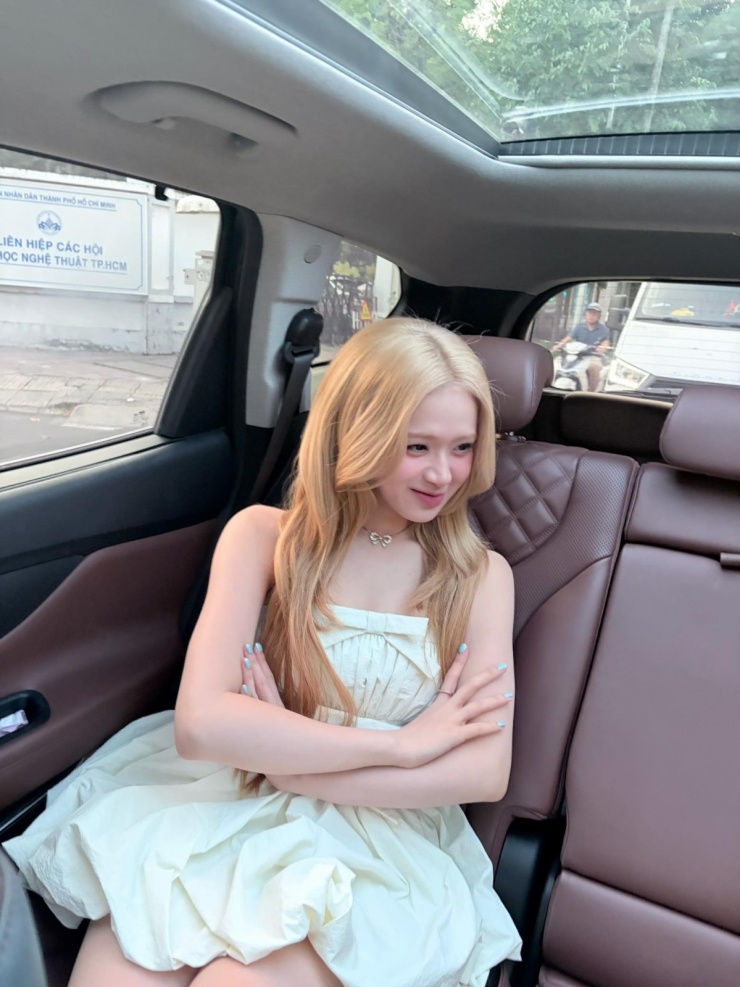 Hot girl Linh Ka gây chú ý khi để tóc vàng hoe. Cô khoe làn da trắng sứ được nhiều khán giả khen như 'Bạch Tuyết'.