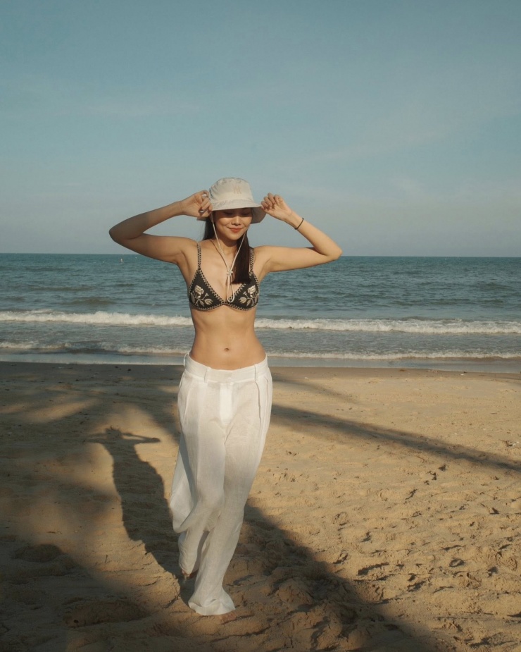 Thanh Hằng tung tăng trên biển với bikini nhỏ xíu phối quần xuyên thấu cạp trễ.