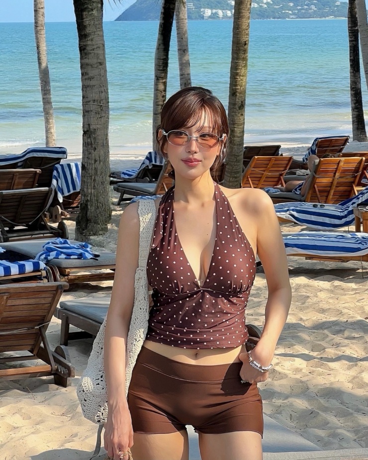 Min tôn vóc dáng săn chắc, làn da nâu với bộ bikini phong cách retro khi đi biển.