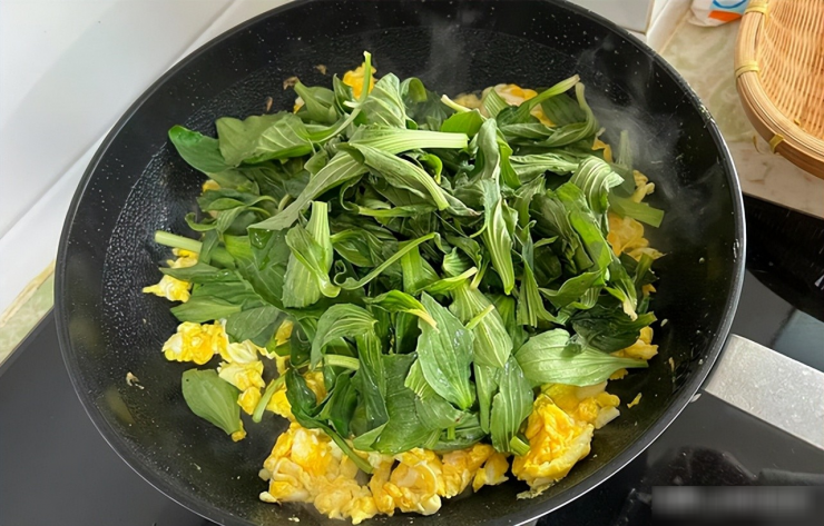 Loại rau này đang vào mùa, ngon hơn cải bó xôi, nhiều người coi như cỏ dại, xào trứng ngon cực phẩm - 4