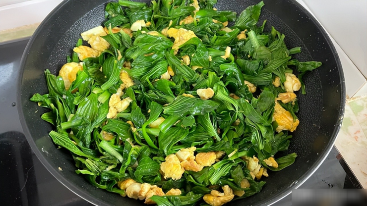 Loại rau này đang vào mùa, ngon hơn cải bó xôi, nhiều người coi như cỏ dại, xào trứng ngon cực phẩm - 5