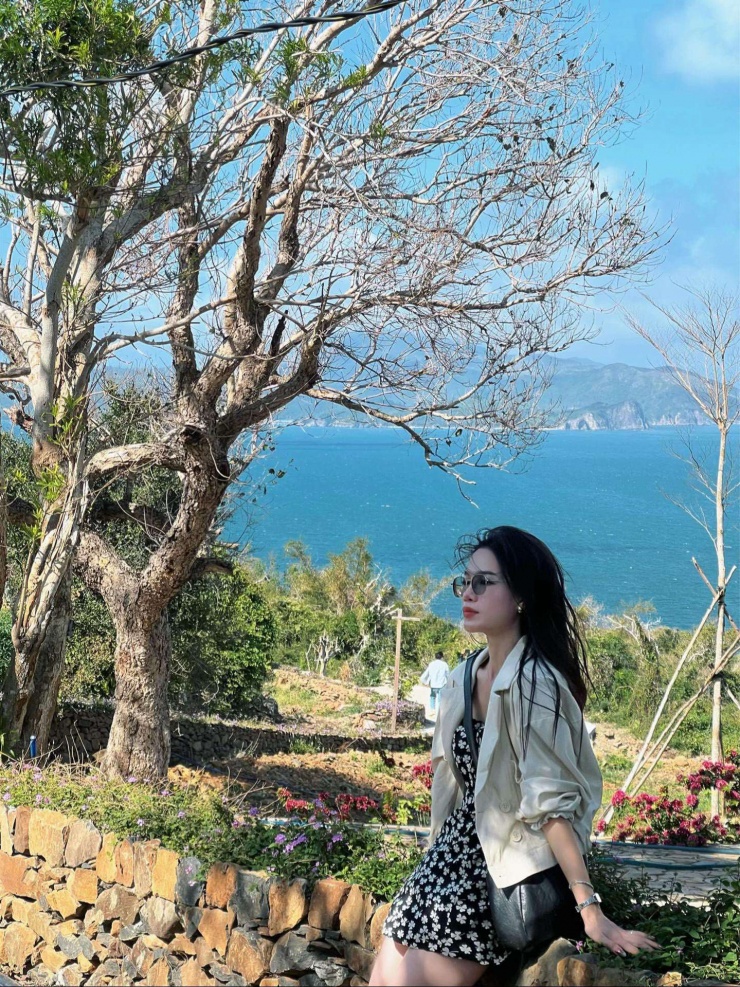 Nữ du khách check in tại đồi Cổ Thạch. (Ảnh: FBNV)