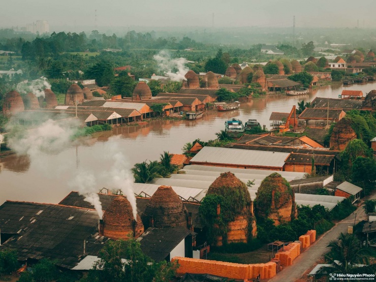 Làng gốm gạch Mang Thít nằm bên dòng sông Cổ Chiên, tạo nên sự thơ mộng nhưng cũng là thuận thiện cho bà con làm gốm. (Ảnh: Hiếu Nguyễn)